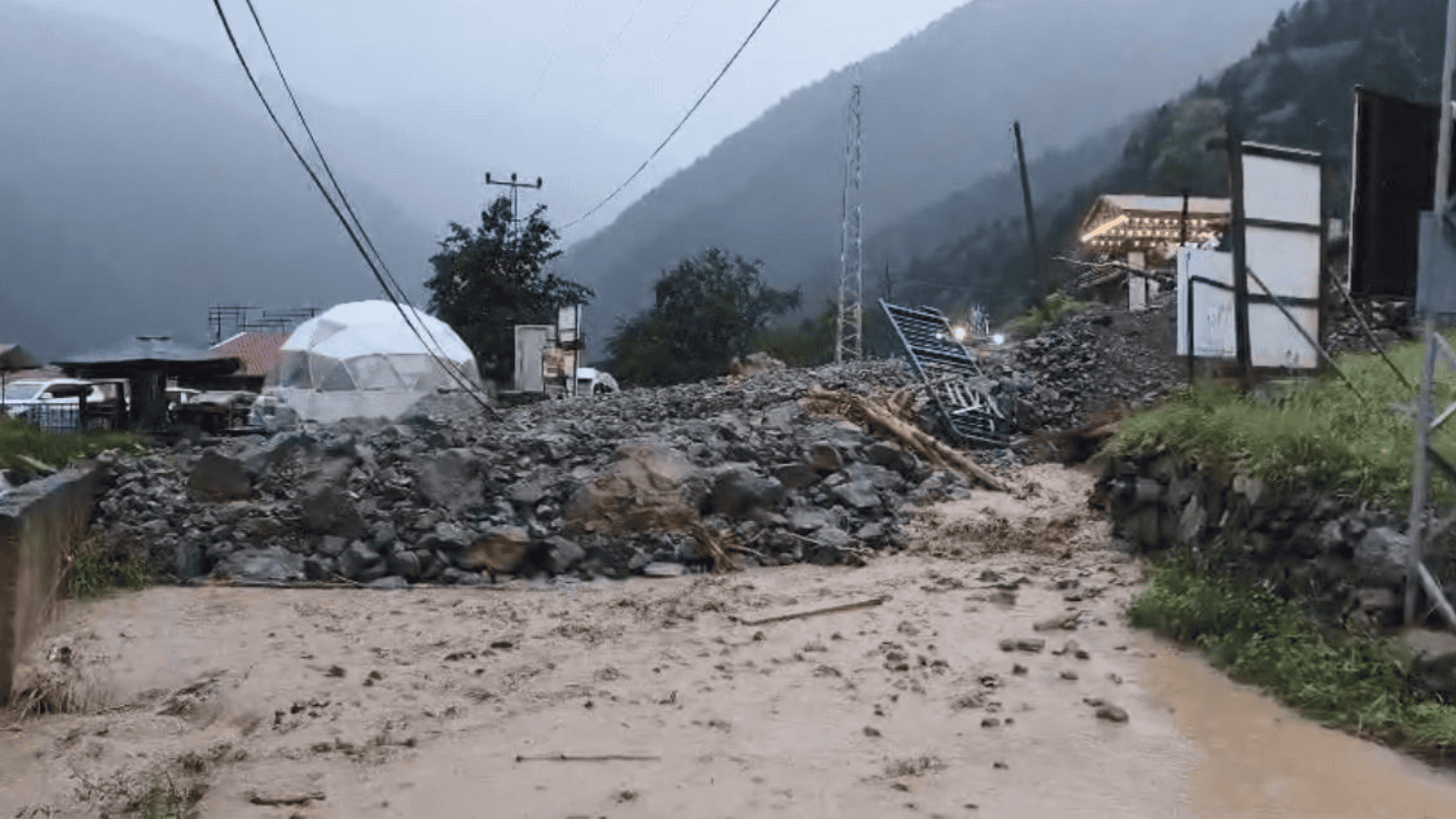 UZUNGÖL’DE SAĞANAK: DERE TAŞTI, TURİSTİK TESİSİN YOLLARI KAPANDI