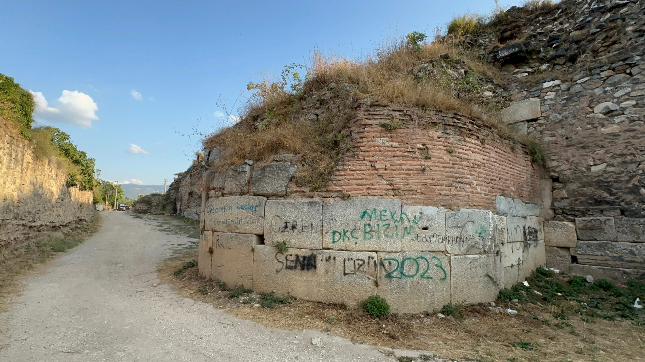 YİNE AYNI MANZARA: UNESCO LİSTESİNDEKİ İZNİK SURLARINDA SPREY BOYA