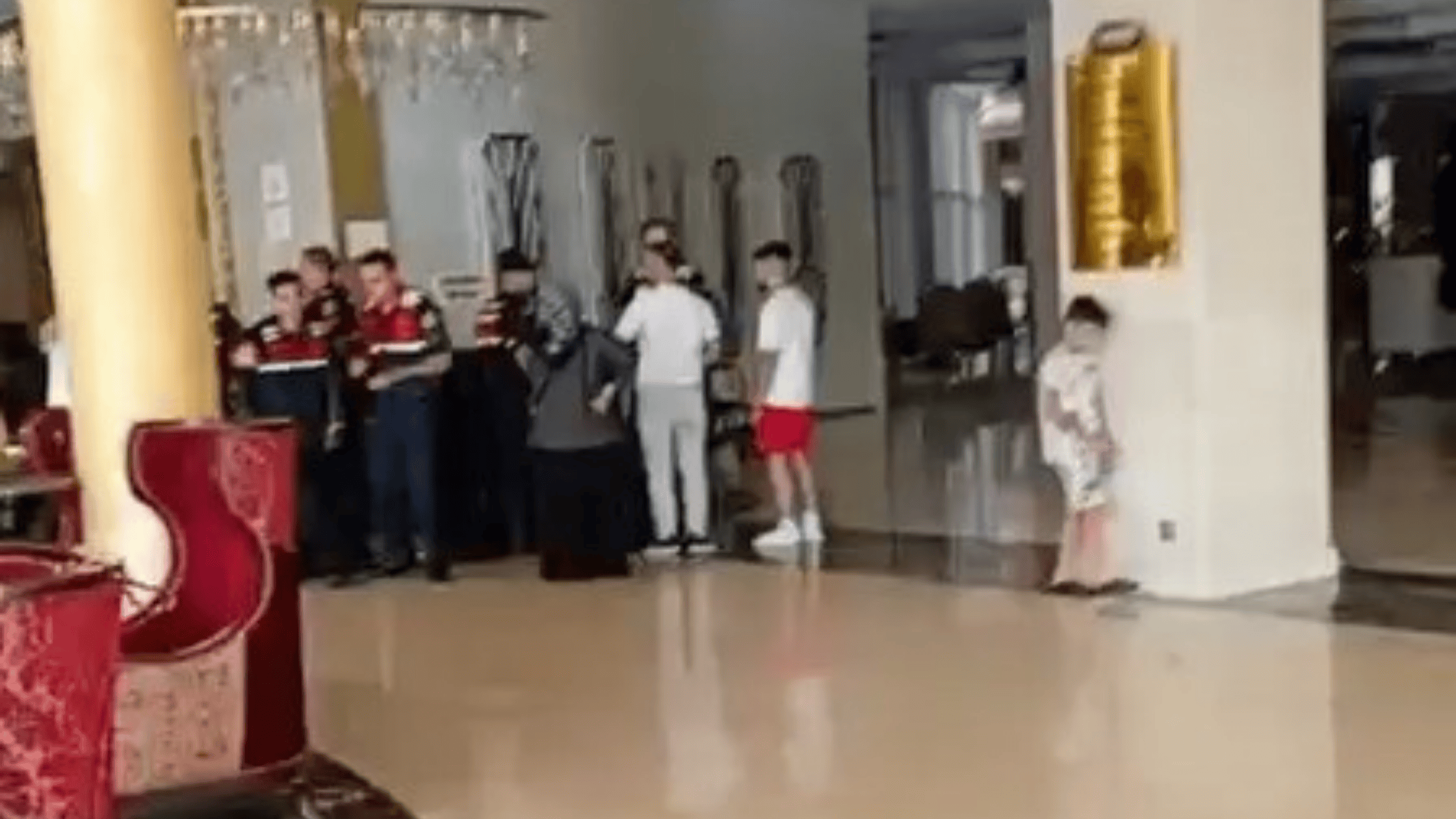 CİMER ŞİKAYETLERİYLE KAPATILAN OTELDE İŞÇİLER BİNADAN AYRILMIYOR