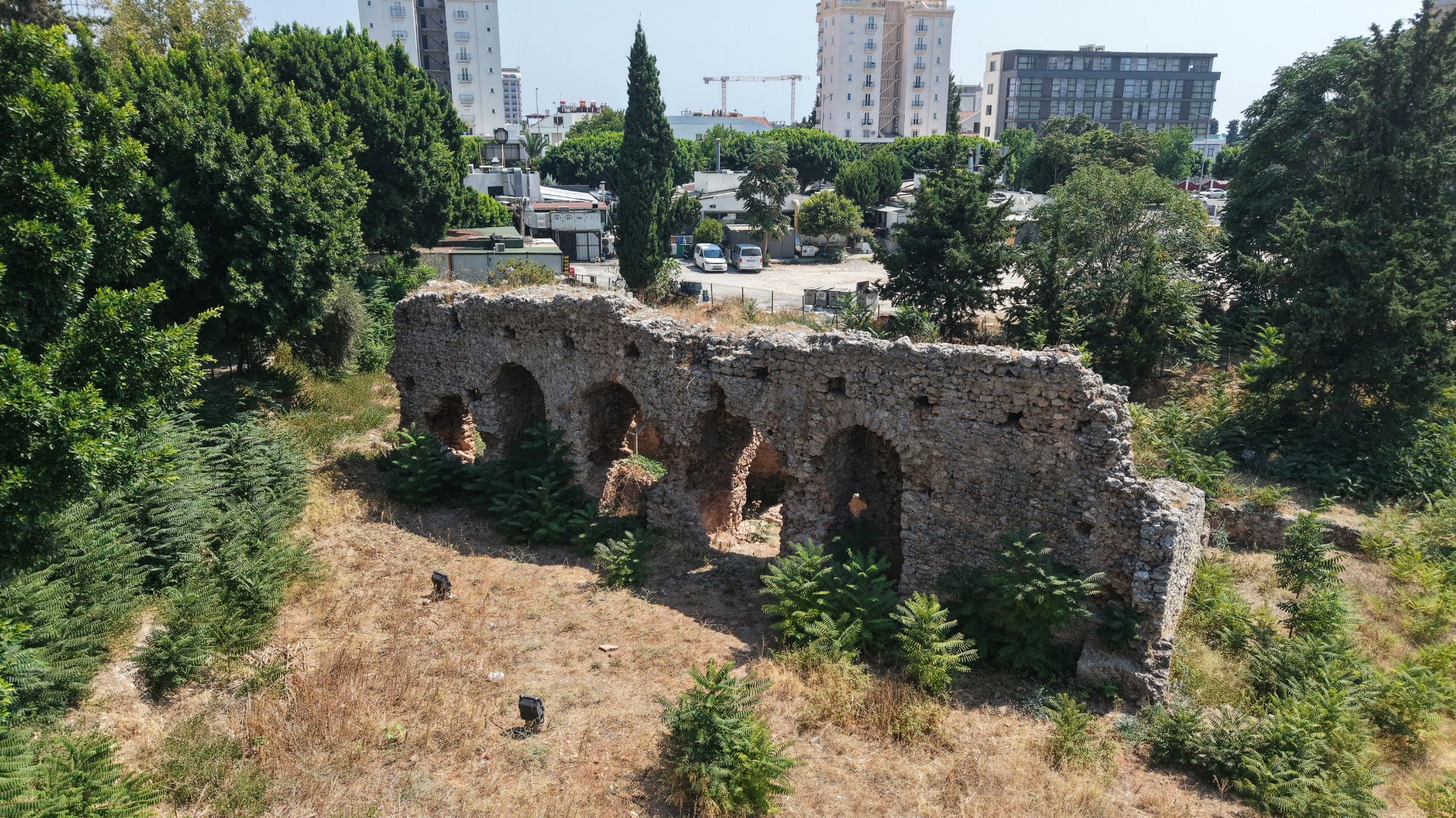ANTALYA’DAKİ ROMA HAMAMI TELLER ARDINDA KORUNUYOR