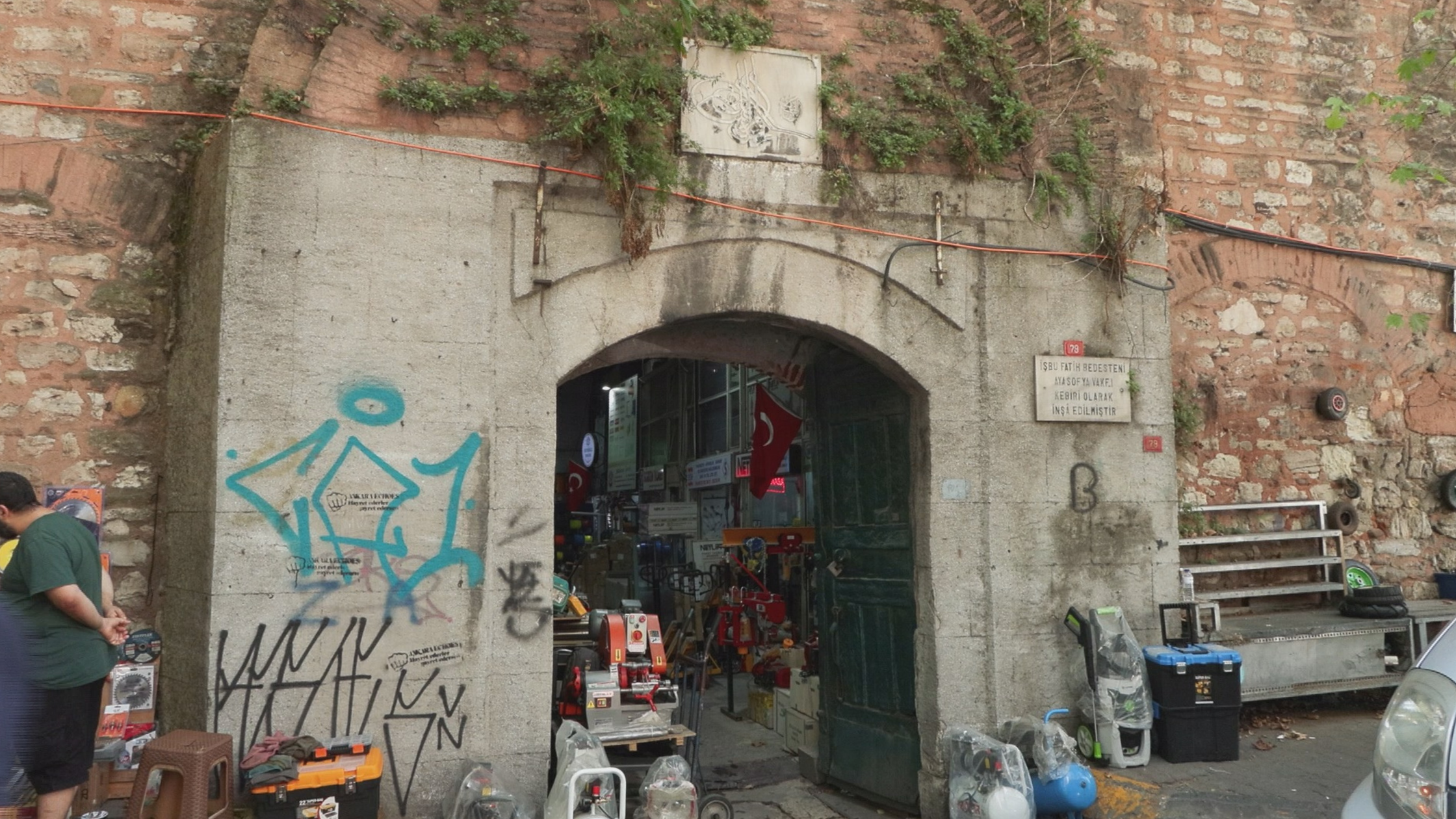 TARİHİ GALATA BEDESTENİ’NDE TAHRİBAT: DUVARLARINA GRAFİTİ ÇİZİLDİ