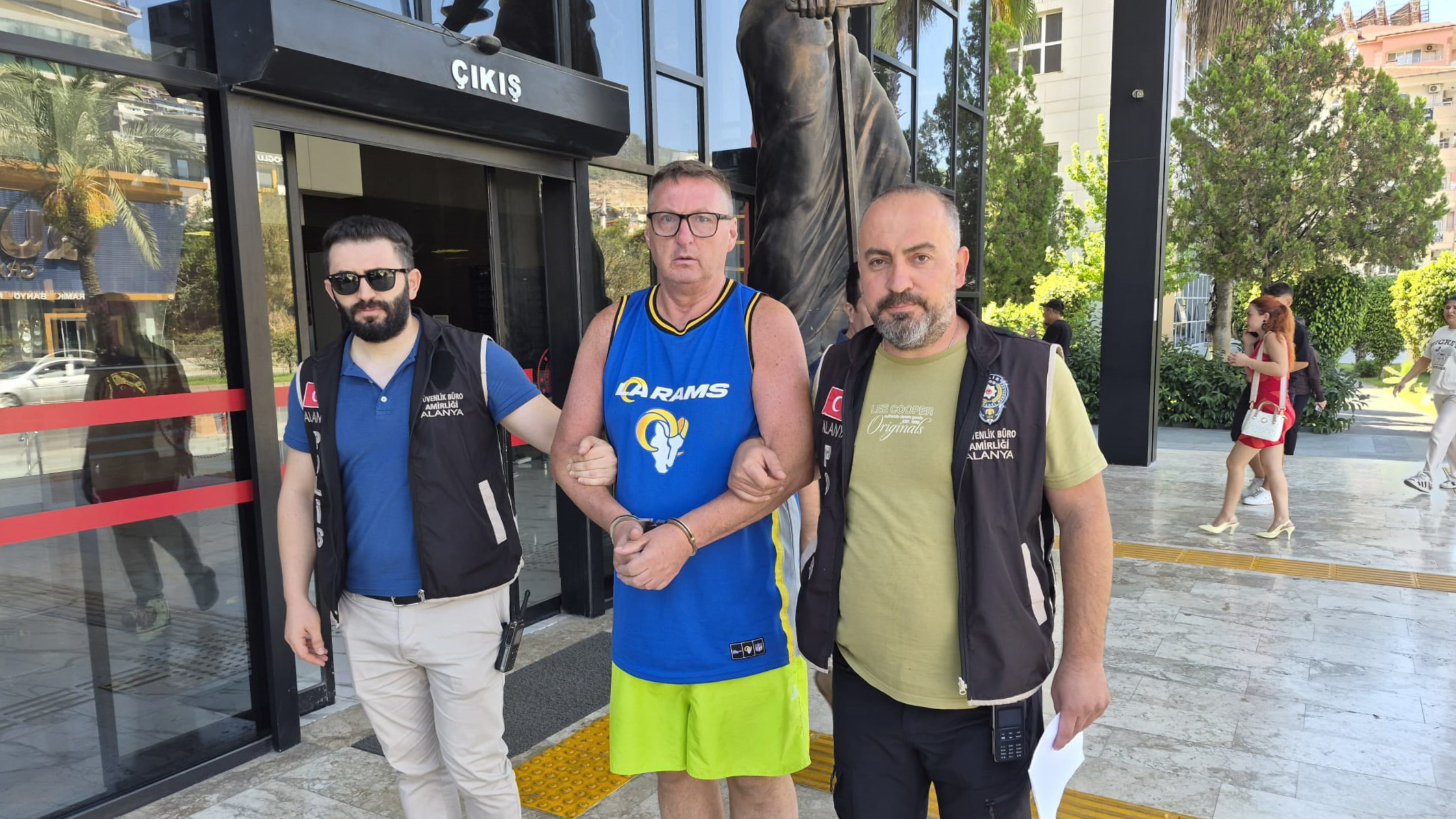 OTEL PERSONELİYLE TARTIŞIP BAYRAĞA TÜKÜRDÜ: İNGİLİZ TURİST TUTUKLANDI