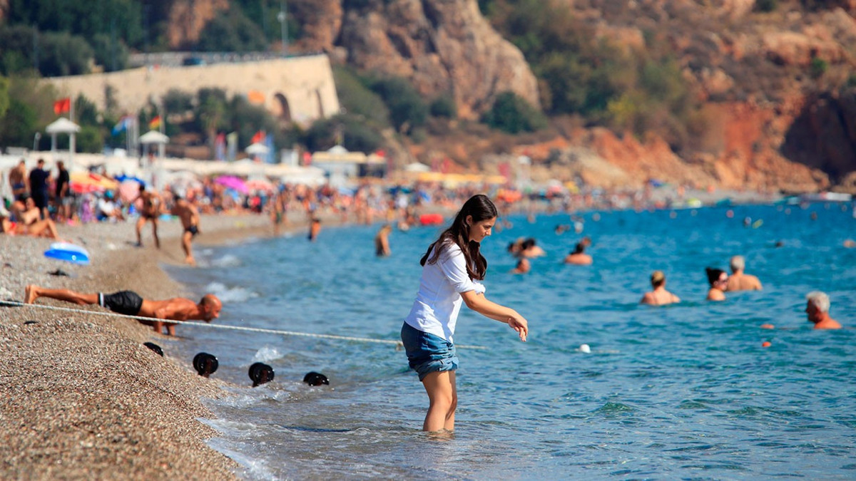 Kasım ortasında yaz keyfi: Antalya’da sahiller doldu