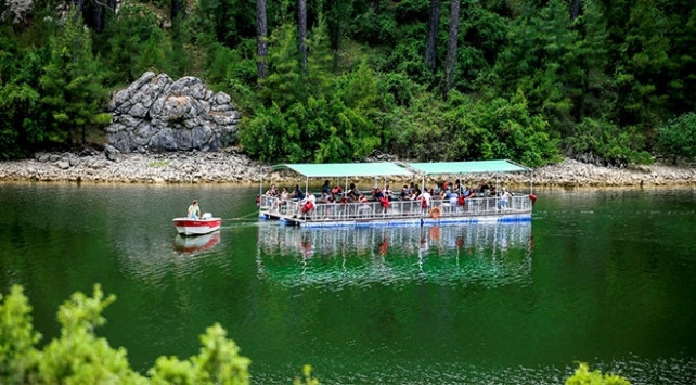 Yüzer platformda eşsiz göl manzarası