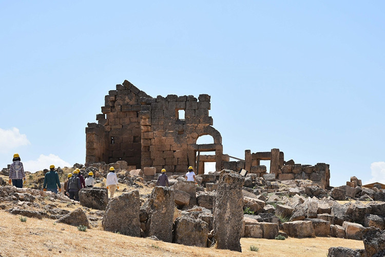 Zerzevan Kalesi'nin 1800 yıllık girişi bulundu