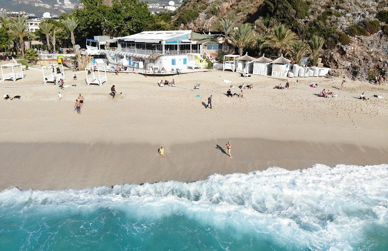 Yurtta kar, Alanya’da deniz keyfi