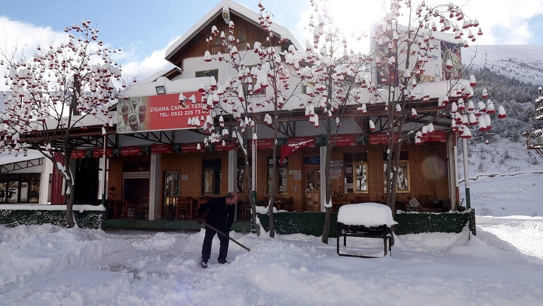 Zigana Geçidi, 20 santimlik karla bembeyaz oldu... Seyirlik manzaralar oluştu