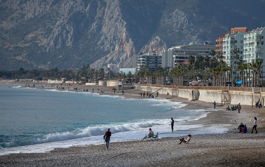 Yurdun büyük bölümünde kar, Antalya'da deniz keyfi
