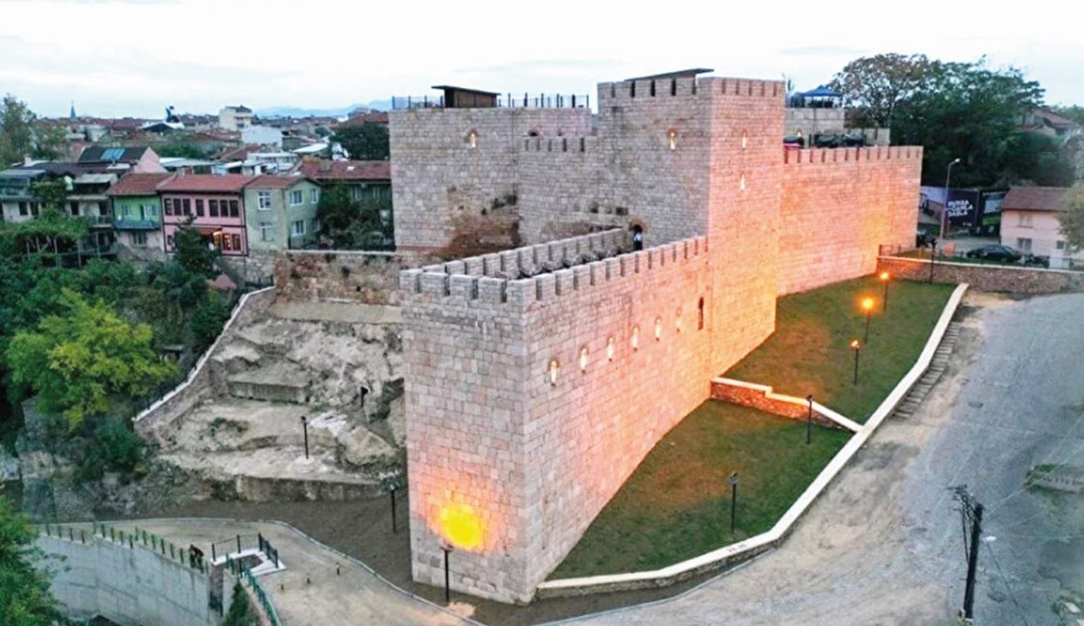 ‘Zindan Kapı’ dev gösteriyle açıldı