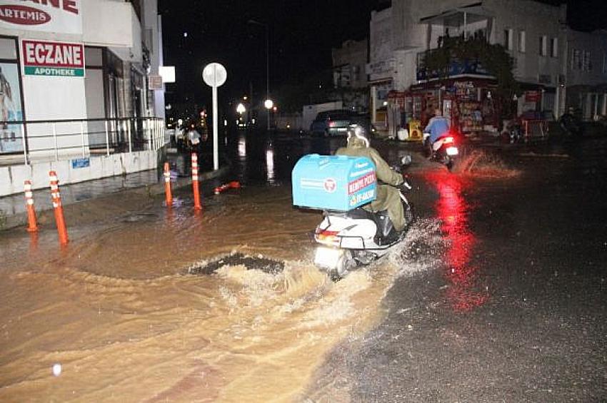 15 dakikalık yağmur sonrası Bodrum sokakları göle döndü!