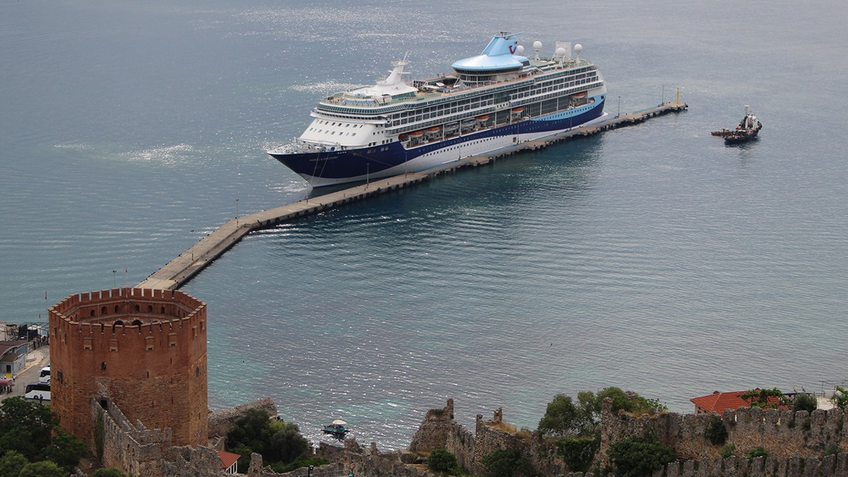 Alanya'ya yılın ilk kruvaziyeri geldi