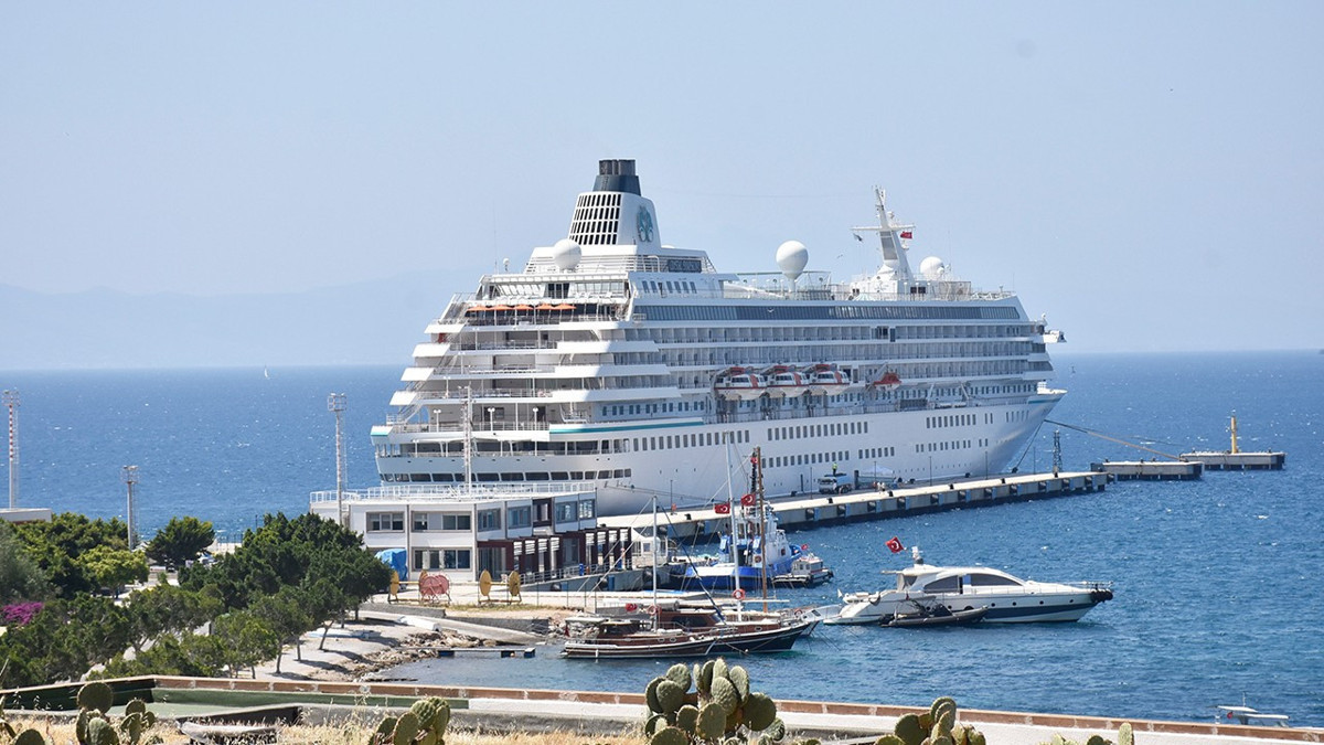"Crystal Symphony" adlı lüks kruvaziyer, ilk seferinde Bodrum'a 275 yolcu getirdi