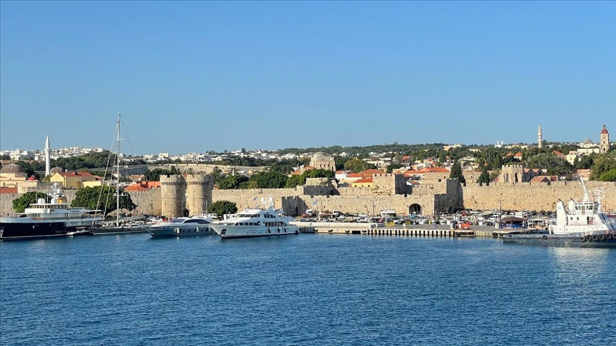 Rodos Adası'nda kapıda kalan Türk turistlerin mağduriyeti giderilecek