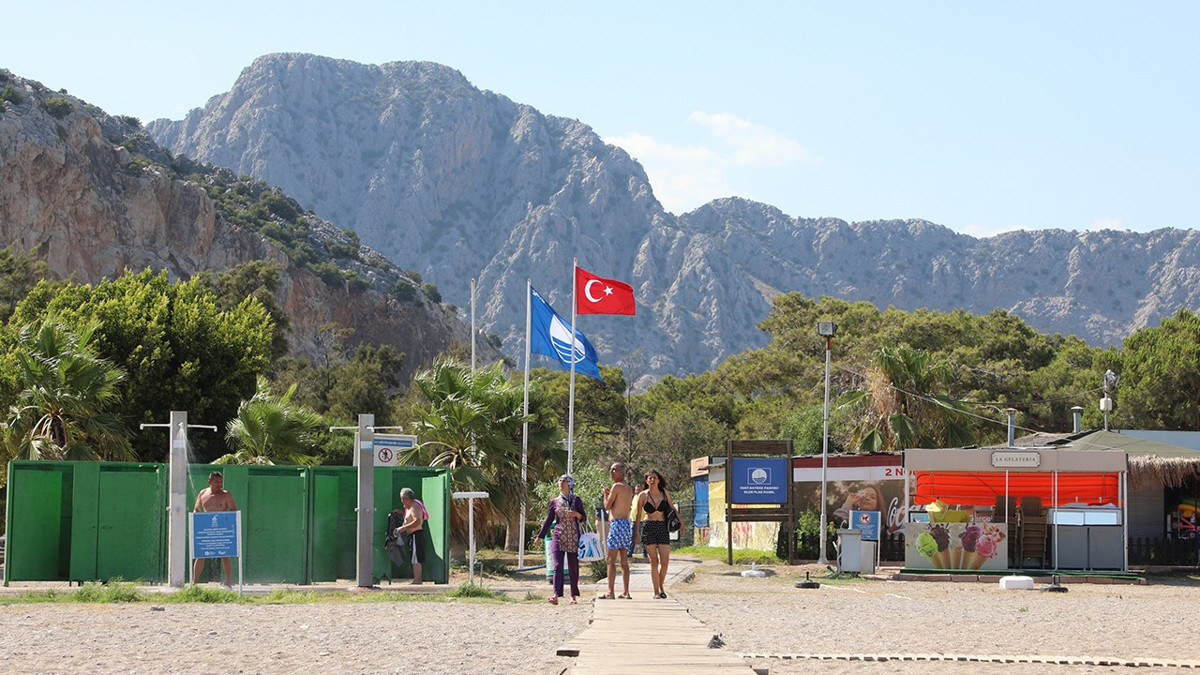 Antalya'da 17 plaja mavi bayrak asıldı