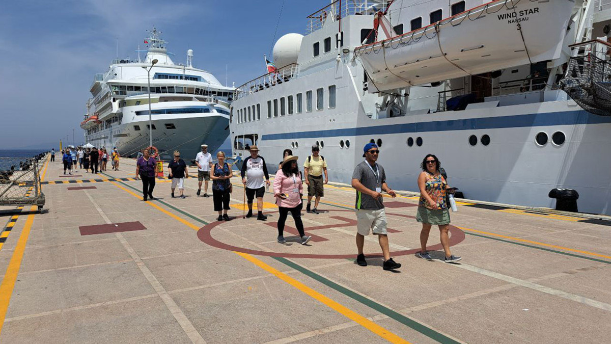 Kuşadası'na turist akını başladı: 5 kruvaziyerle 7 bin 550 turist geldi