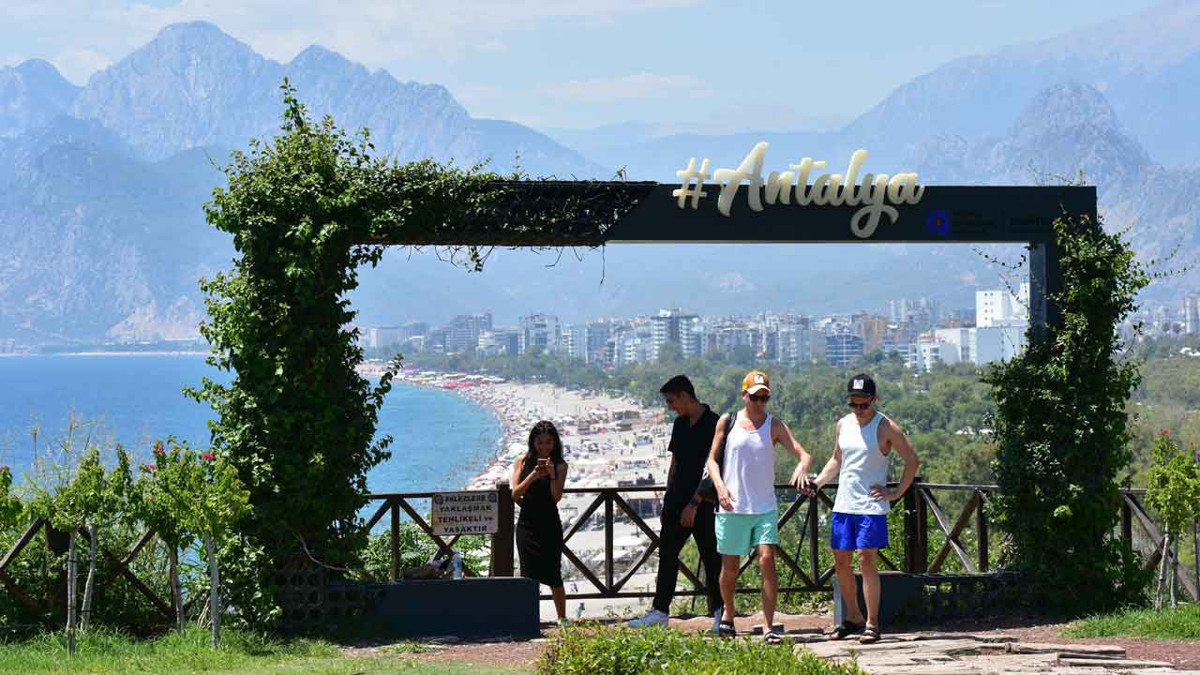 Antalya'da yedi aylık turist rekoru! En çok Ruslar ve Almanlar geldi