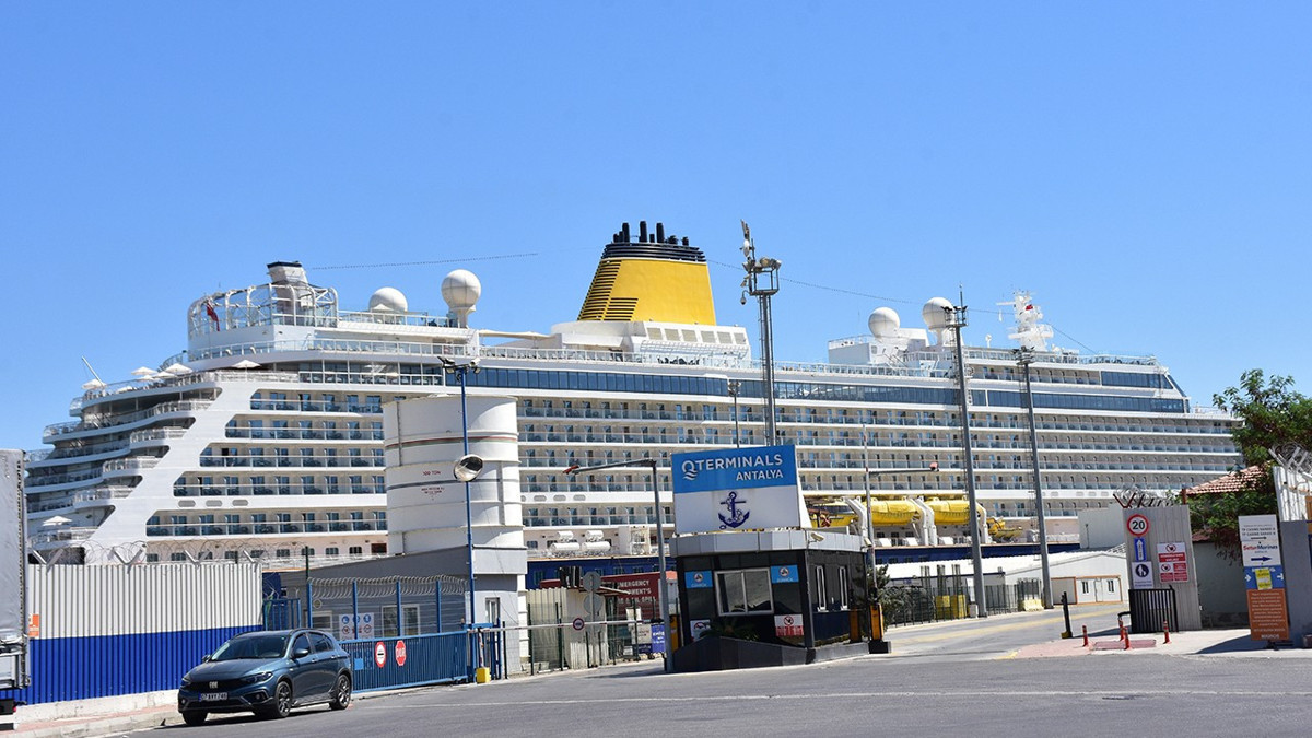Antalya'ya 2 kruvaziyerle 1508 turist geldi