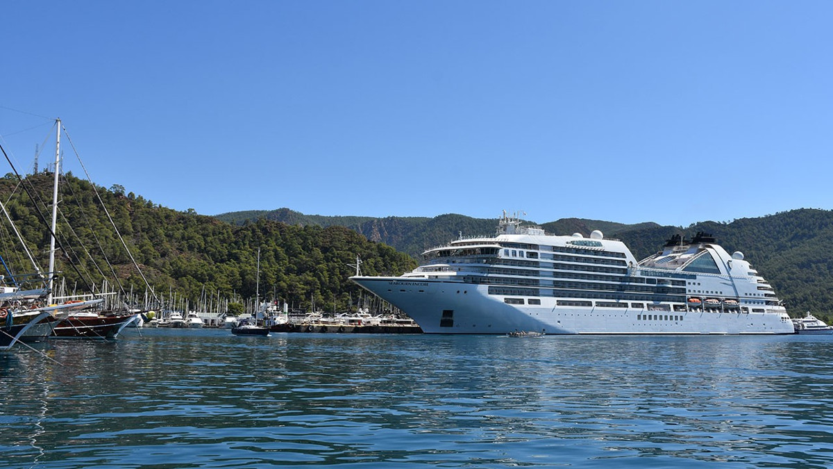 "Seabourn Encore" kruvaziyeri 555 yolcusuyla Marmaris'e demirledi