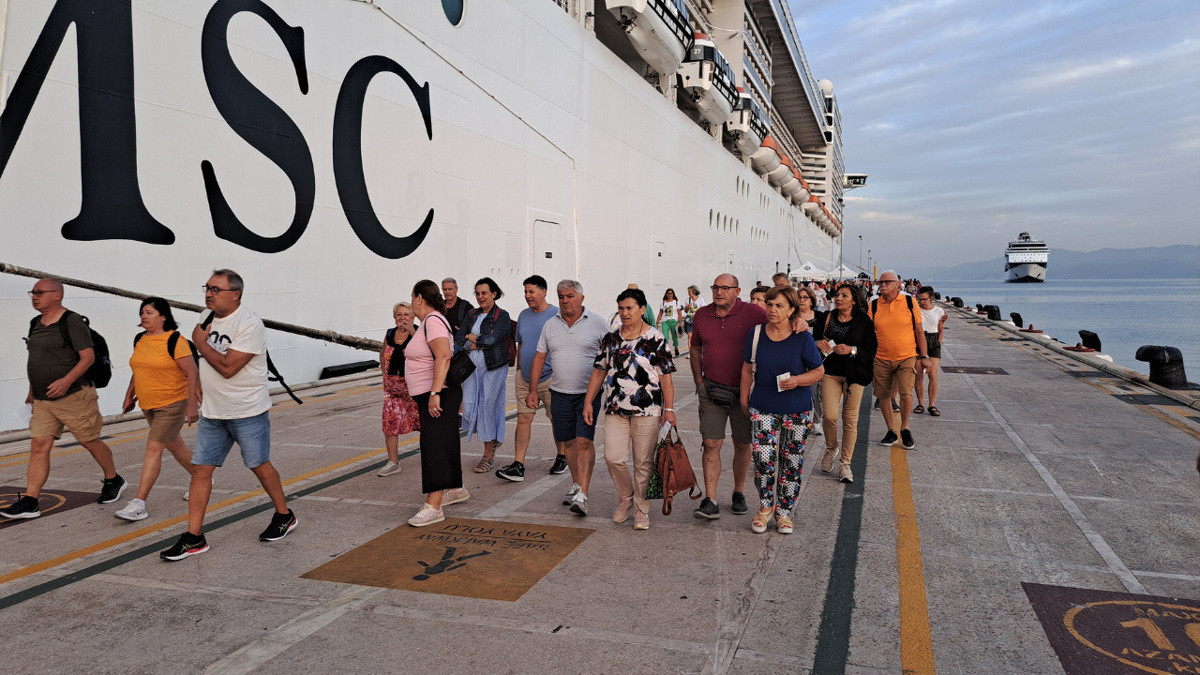 Kuşadası'na 7 kruvaziyerle 8 bin 370 turist geldi