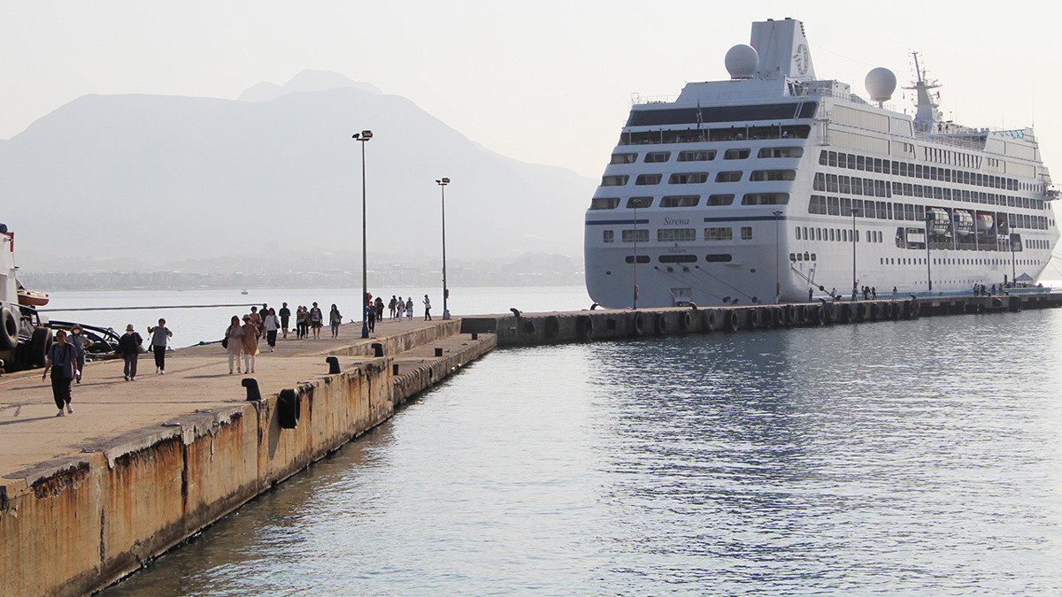 Kruvaziyer "Sirena" Alanya Limanı'na demirledi