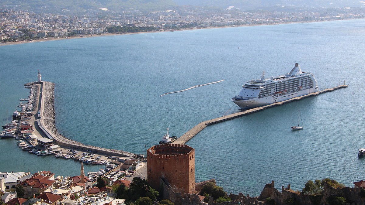 "Seven Seas Voyager" Alanya Limanı'na demirledi