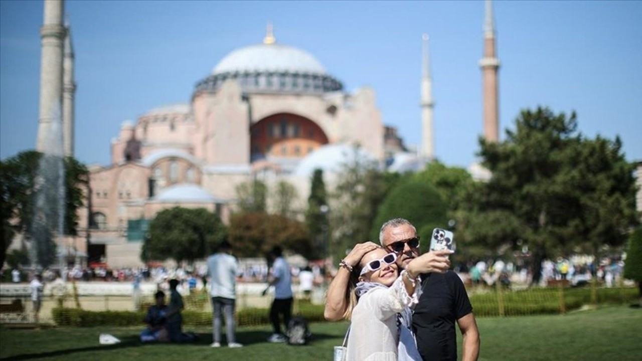 İstanbul'a 6 ayda gelen turist sayısında rekor