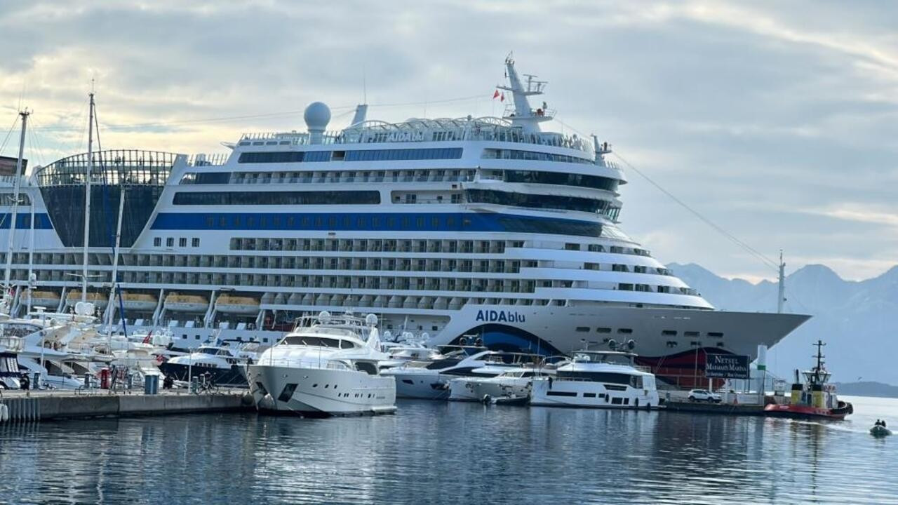 Aida Blu isimli dev kruvaziyer gemisi Marmaris'e demir attı