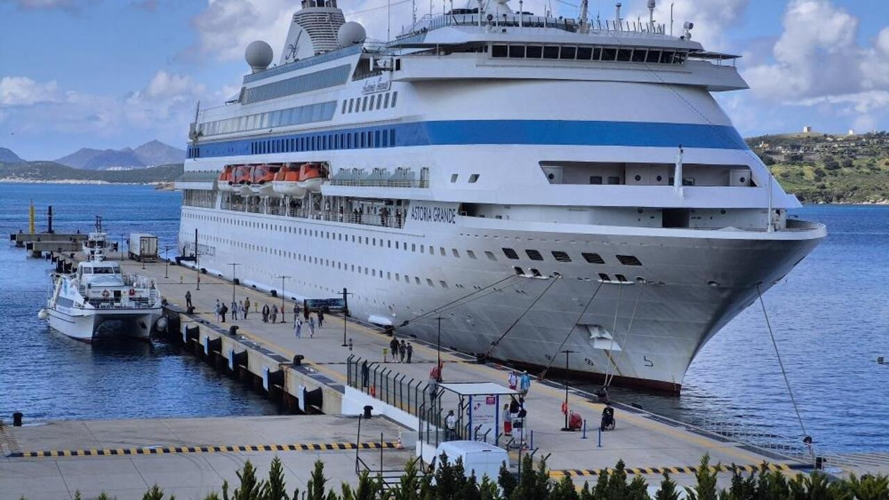 Dev Astoria Grande yolcu gemisi, yüzlerce turist ile Bodrum'a demir attı!