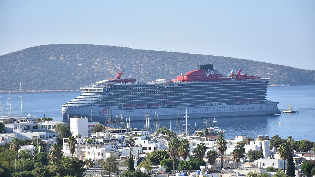 Bodrum'a 2 kruvaziyer ile 2 bin 611 yolcu geldi