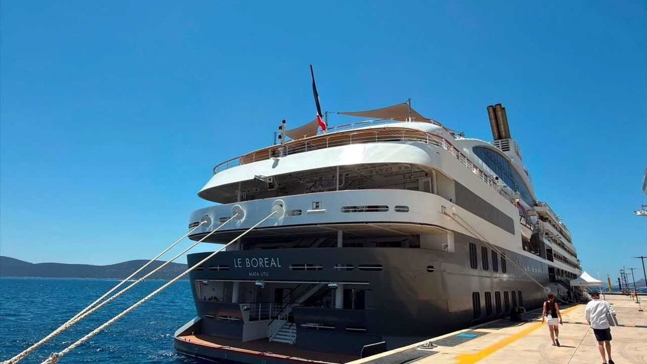 Bodrum'a iki kruvaziyerle 1987 turist geldi